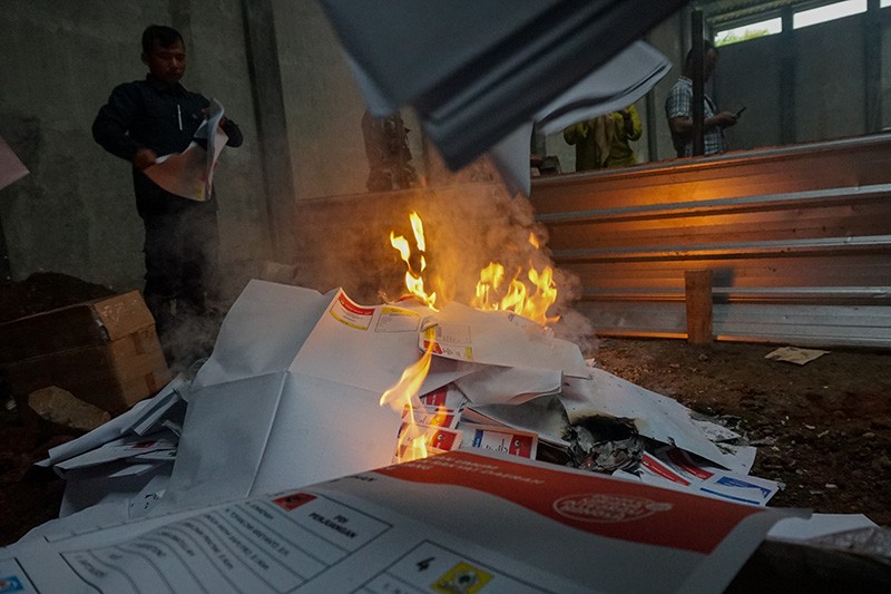 12.000 Lebih Surat Suara Rusak Dibakar KPU Batang - Bagian 1