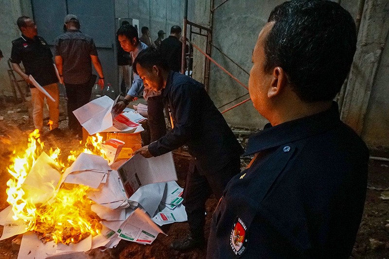 12.000 Lebih Surat Suara Rusak Dibakar KPU Batang - Bagian 2