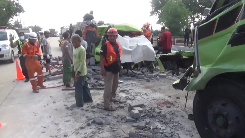 2 Truk Adu Banteng di Jombang, Sopir dan Kernet Tewas Terjepit