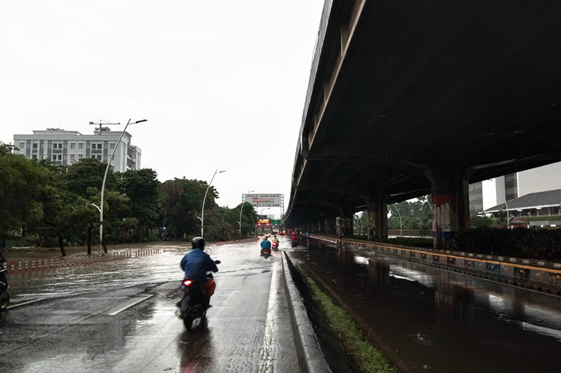 Kali Meluap, Jalan Bypass Jaktim Terendam Banjir - Bagian 2