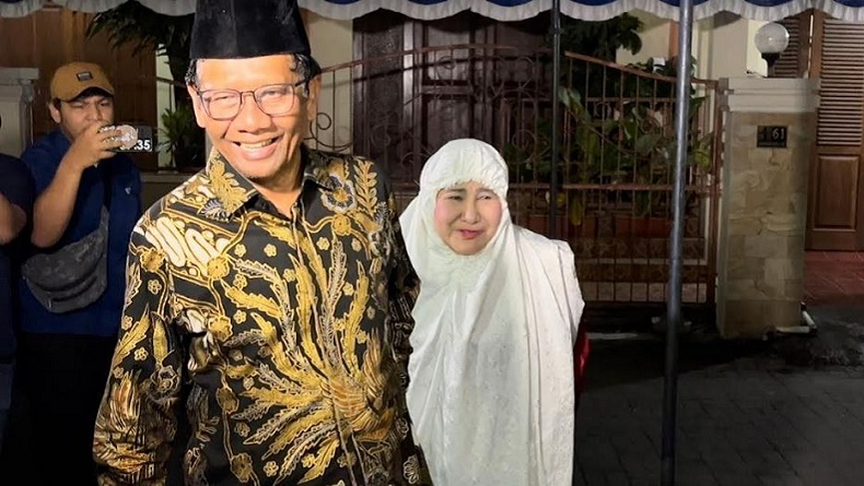 Mahfud MD Salat Subuh Berjamaah Bersama Warga Sambilegi Lor sebelum Nyoblos