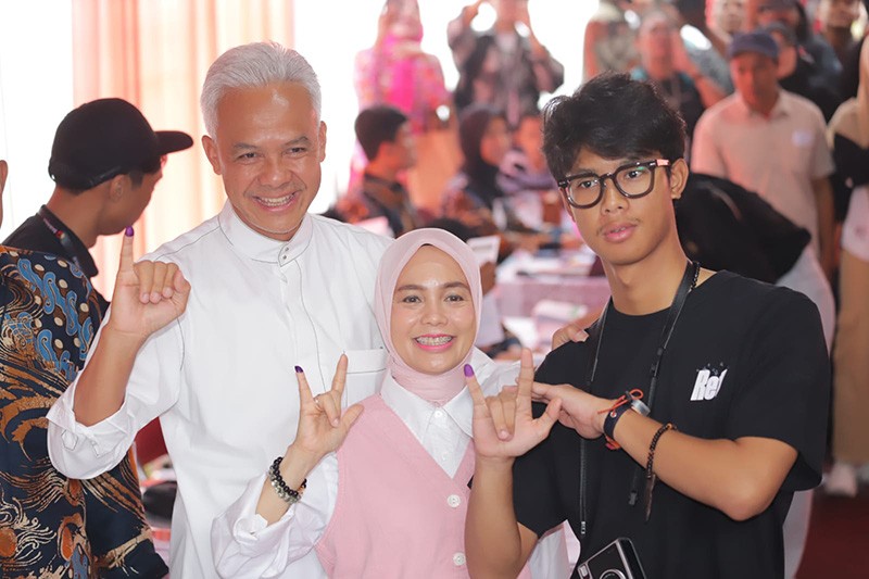 Momen Ganjar Pranowo, Siti Atikoh dan  Alam Ganjar Nyoblos di TPS 11 - Bagian 1