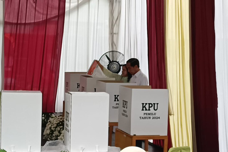 Foto-Foto Jokowi dan Iriana Nyoblos Pemilu 2024 - Bagian 4