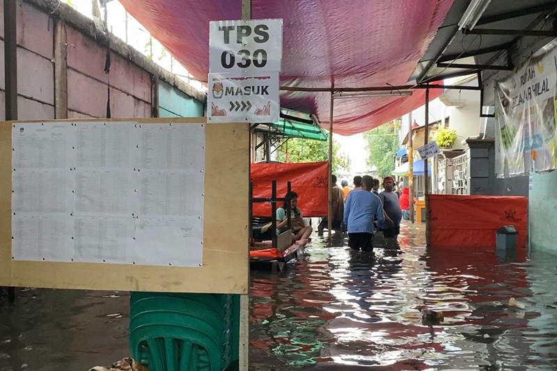 TPS 030 Kedoya Utara Banjir Setinggi Paha, Pencoblosan Menunggu Air Surut - Bagian 1