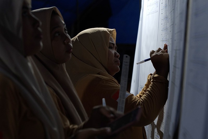 Anggota KPPS Hitung Surat Suara Pemilu 2024 hingga Dini Hari - Bagian 1
