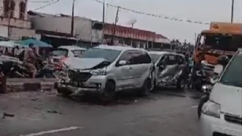 Rem Blong, Truk Penuh Muatan Tanah Tabrak Sejumlah Mobil di Medan