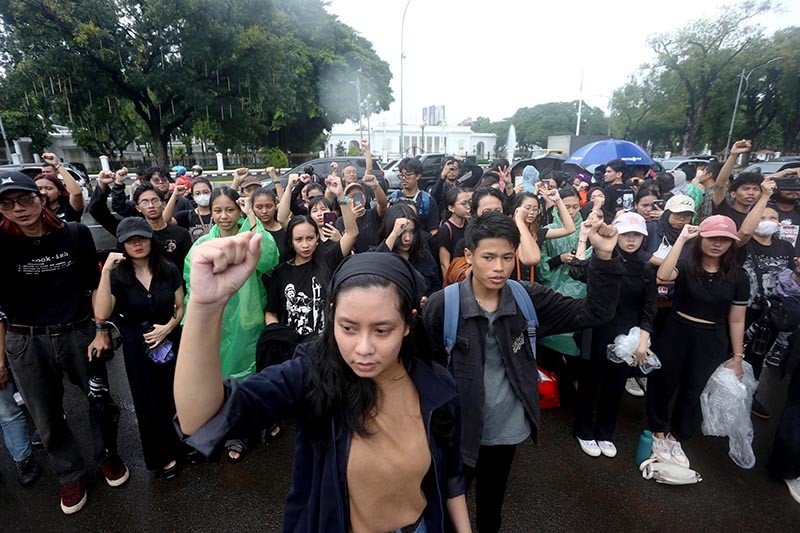 Aksi Kamisan ke-805, Aktivis HAM Berikan Kartu Merah untuk Pemerintah - Bagian 3