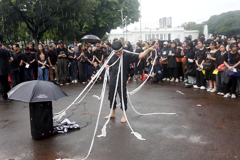 Aksi Kamisan ke-805, Aktivis HAM Berikan Kartu Merah untuk Pemerintah - Bagian 2