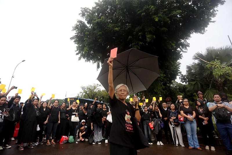 Aksi Kamisan ke-805, Aktivis HAM Berikan Kartu Merah untuk Pemerintah - Bagian 1