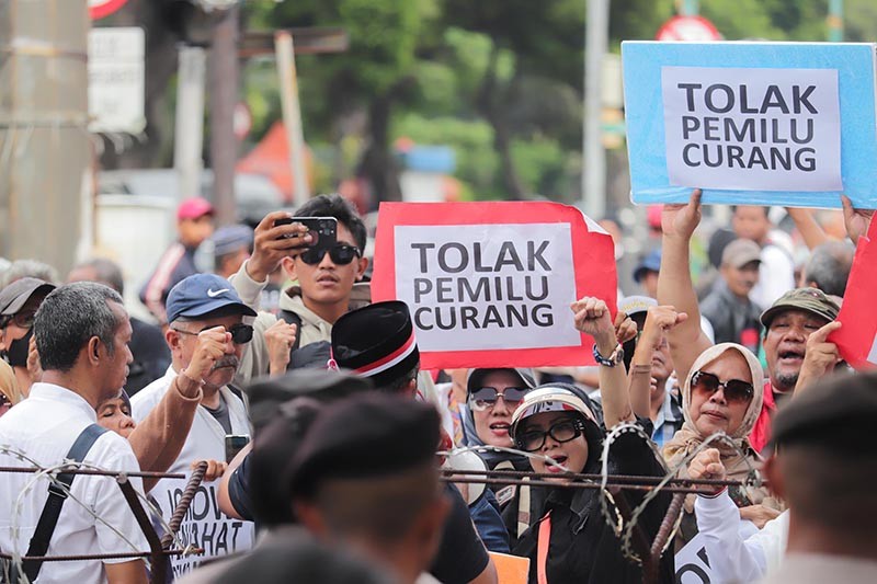 Tolak Pemilu Curang, Puluhan Warga Unjuk Rasa di KPU - Bagian 1