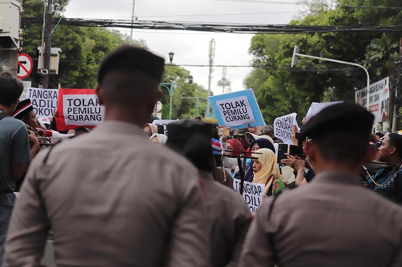 Tolak Pemilu Curang, Puluhan Warga Unjuk Rasa di KPU - Bagian 3
