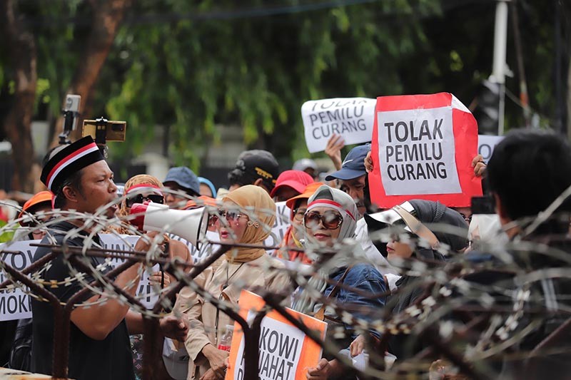 Tolak Pemilu Curang, Puluhan Warga Unjuk Rasa di KPU - Bagian 2