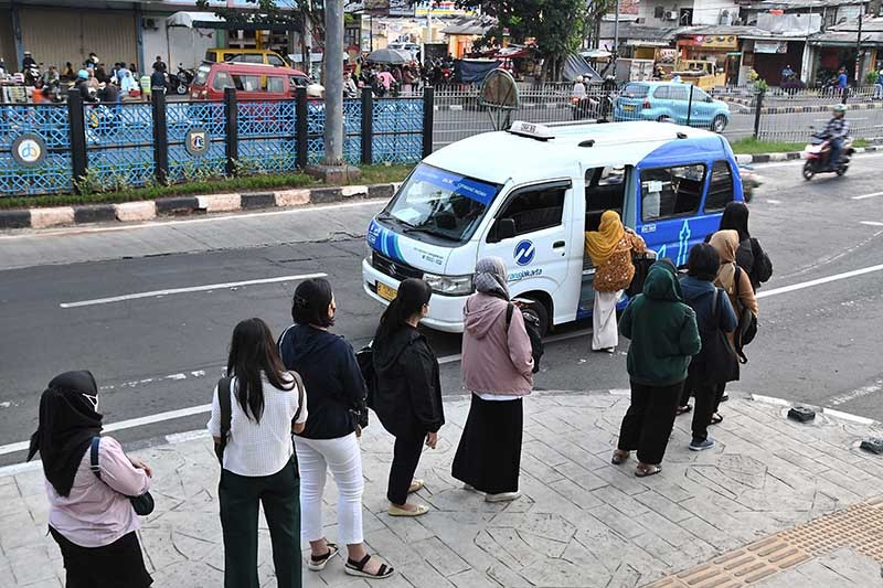 Budaya Antre Penumpang JakLingko Patut Dicontoh - Bagian 1