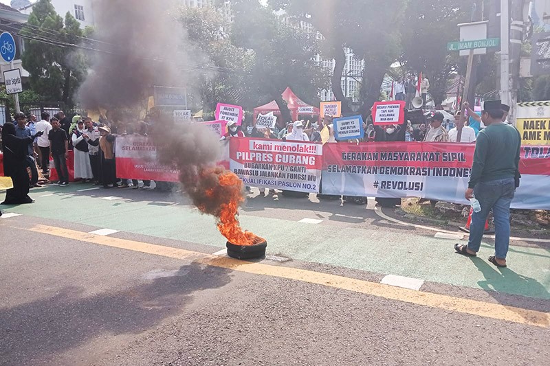 Unjuk Rasa Tolak Pemilu Curang di KPU Memanas, Massa Membakar Ban - Bagian 1