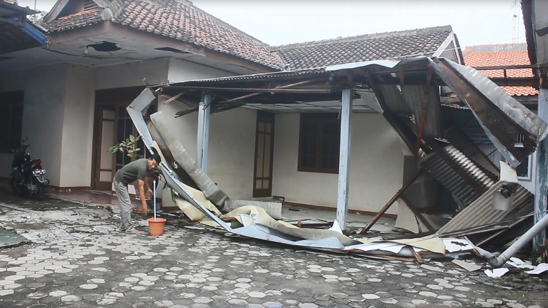 Diterjang Angin Kencang, Teras Rumah Dinas Camat di Blora Ambruk