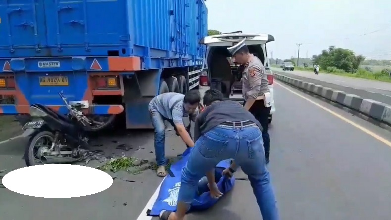 Kecelakaan di Jalur Pantura Subang, Pengendara Motor Tewas Hantam Truk Kontainer
