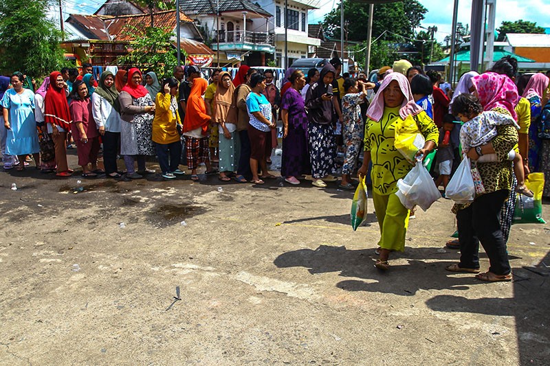 Warga Palembang Antre Beli Paket Beras dan Minyak Goreng Harga Rp67.000 - Bagian 1
