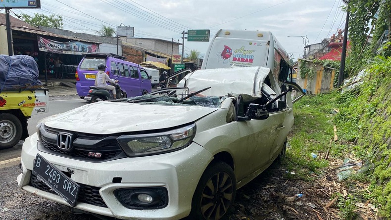 Kecelakaan Honda Brio Tabrak Pilar di Sukabumi, 2 Orang Tewas Terjepit Atap Mobil