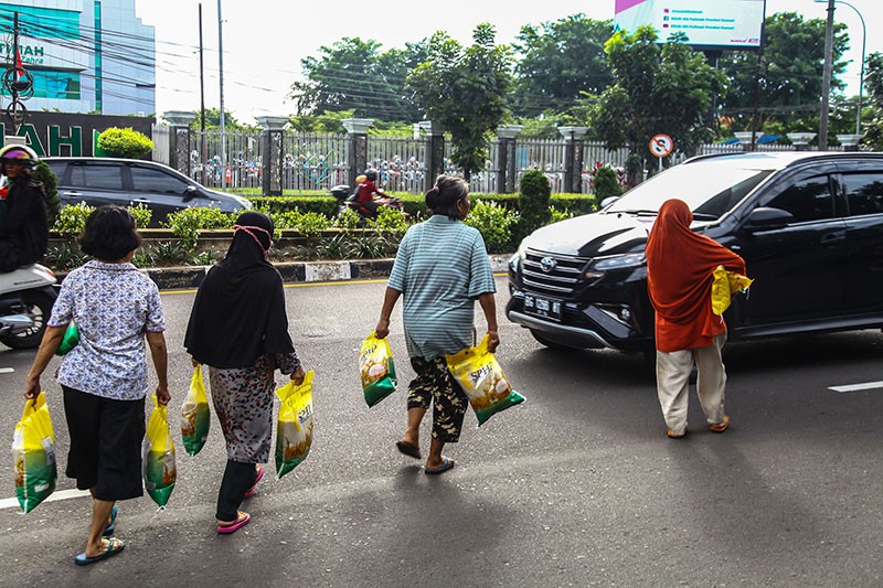 Beras Mahal! Ratusan Warga Serbu Operasi Pasar di Palembang - Bagian 2