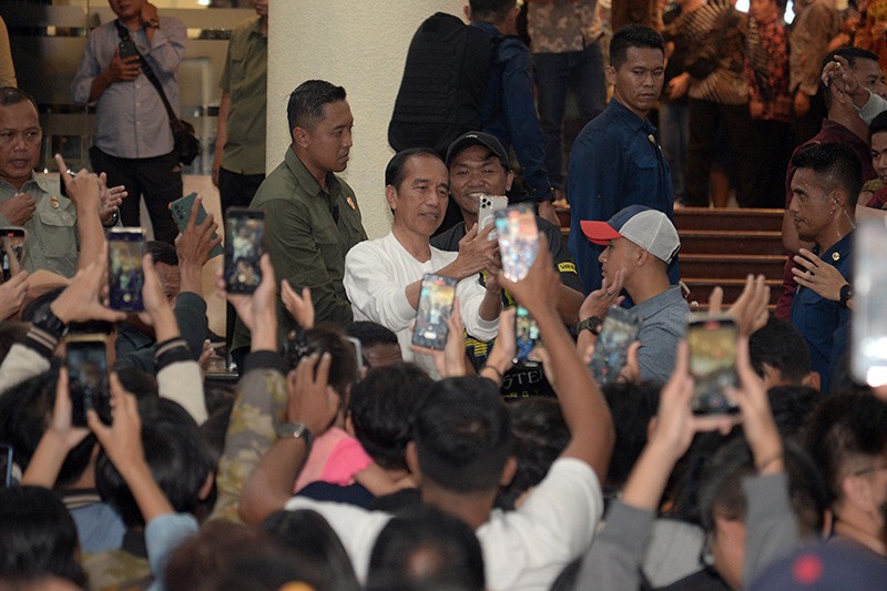 Presiden Jokowi bersama Sejumlah Menteri Menyapa Warga Manado - Bagian 2