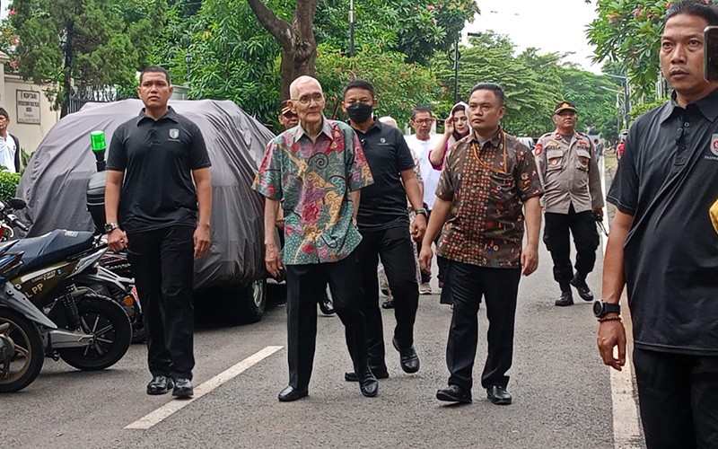 Wapres ke-6 RI Try Sutrisno Ikuti Pemungutan Suara Ulang di TPS 43 Menteng - Bagian 3