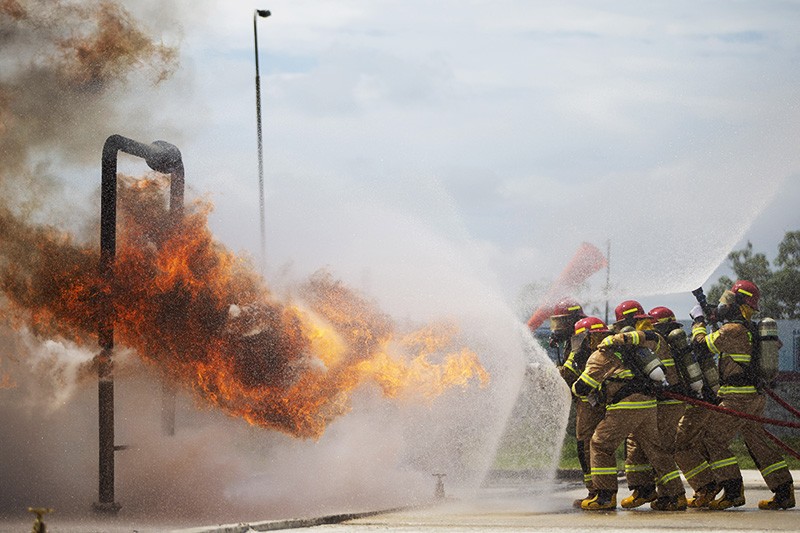 Kegigihan Pekerja Memadamkan Api dalam Lomba Fire Combat - Bagian 1
