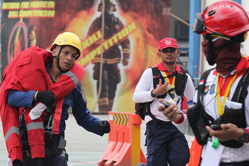Kegigihan Pekerja Memadamkan Api dalam Lomba Fire Combat - Bagian 3