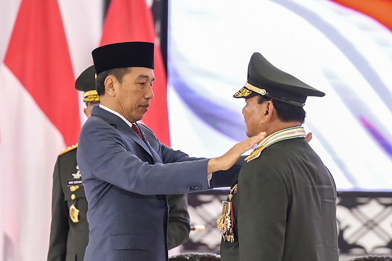 Momen Presiden Jokowi Sematkan Pangkat Jenderal Kehormatan kepada Prabowo - Bagian 1