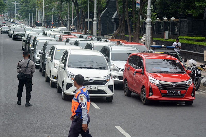 Ratusan Driver Taksi Online Tuntut Kenaikan Tarif  - Bagian 1