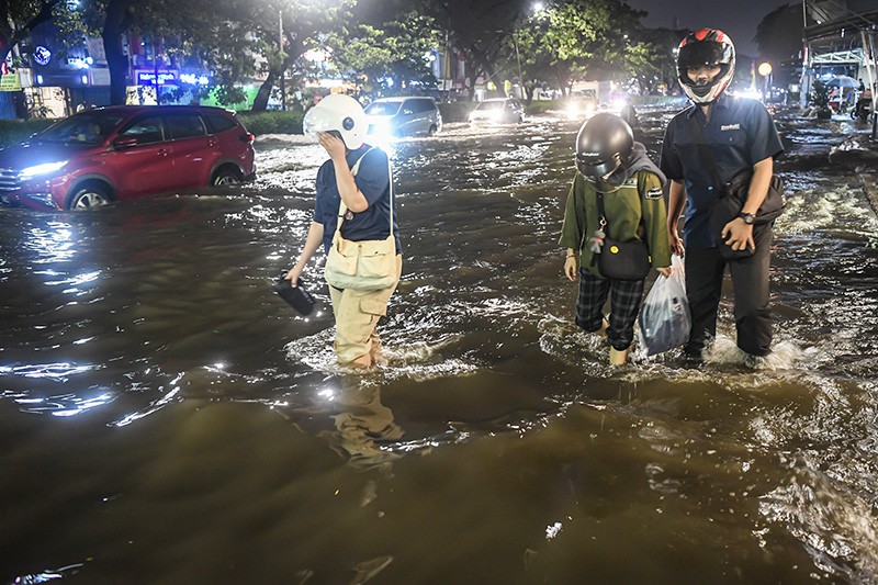 Banjir Rendam 36 Titik Ruas Jalan Jakarta hingga Malam Hari - Bagian 2