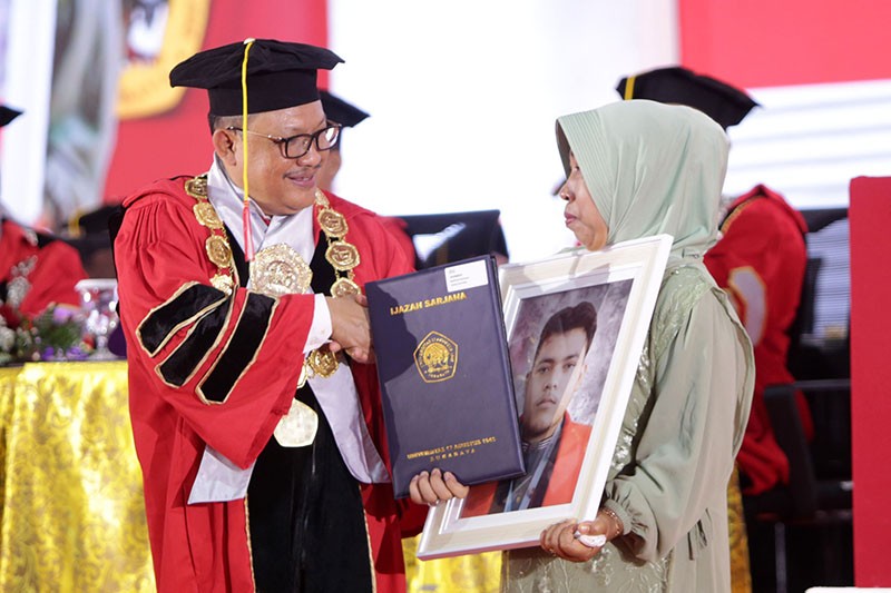 Momen Haru Mahasiswa Meninggal Jelang Wisuda, Sang Ibu Gantikan Prosesi Kelulusan - Bagian 2