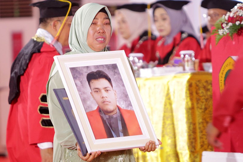 Momen Haru Mahasiswa Meninggal Jelang Wisuda, Sang Ibu Gantikan Prosesi Kelulusan - Bagian 1
