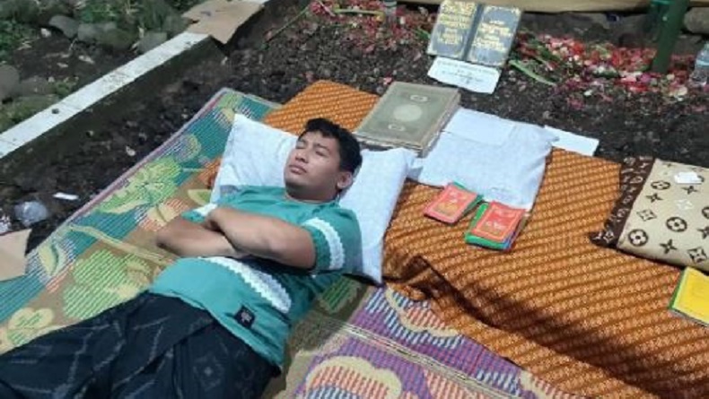 Baru Saja Ditinggal Ibu Kini Istrinya Tiada, Pria Ini Tidur di Dekat Makam