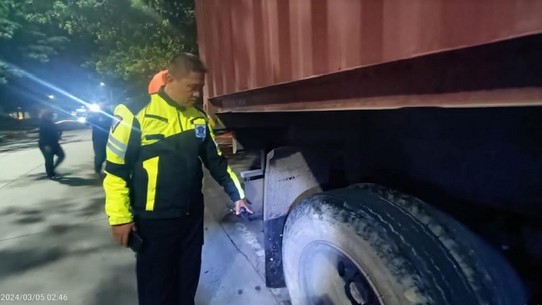 Kecelakaan Hari Ini di Semarang, Pemotor Bonceng Tiga Tewas Dilindas Truk