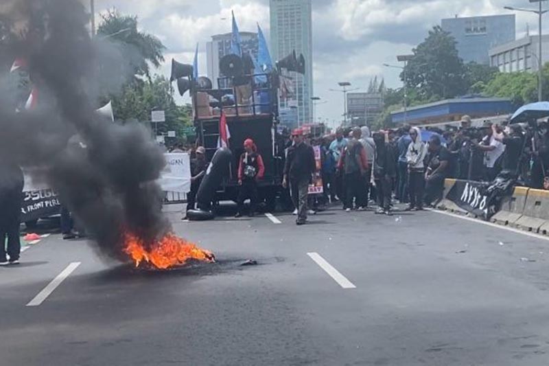 Massa Aksi Dukung Hak Angket Bakar Ban di Depan Gedung DPR - Bagian 2