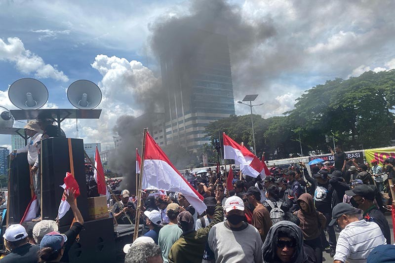 Massa Aksi Dukung Hak Angket Bakar Ban di Depan Gedung DPR - Bagian 4