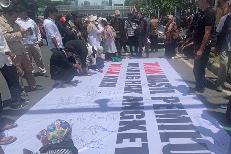 Massa Aksi Dukung Hak Angket Bakar Ban di Depan Gedung DPR - Bagian 3
