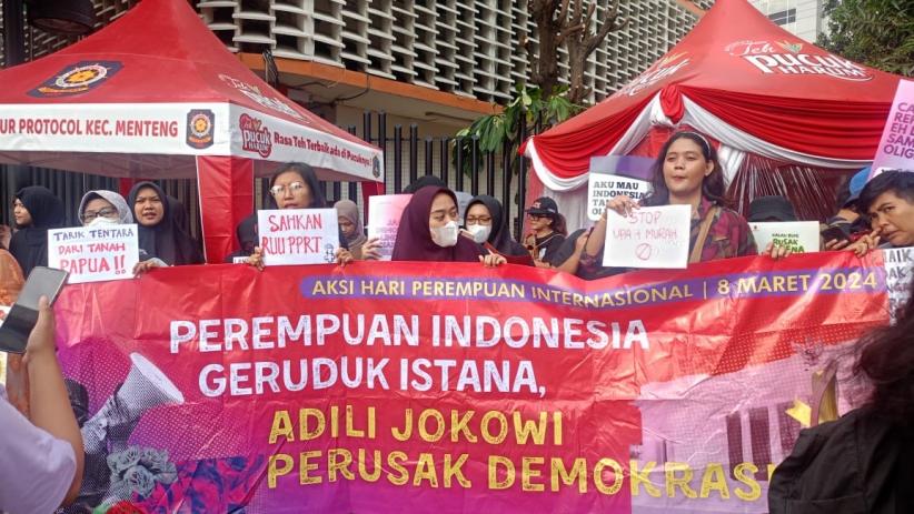 Aksi Perempuan Geruduk Istana Mulai Mendatangi Titik Kumpul di Depan Kantor Bawaslu - Bagian 1