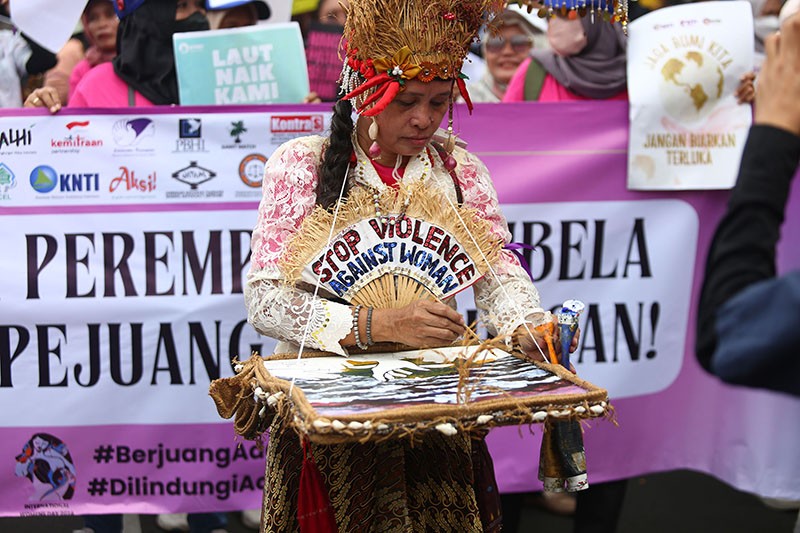 Hari Perempuan Internasional, Para Buruh Dikurung Dalam Jeruji Besi - Bagian 5