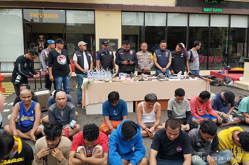 Polisi Gerebek Kampung Bahari, 26 Orang dengan Barbuk Sabu Diamankan - Bagian 3