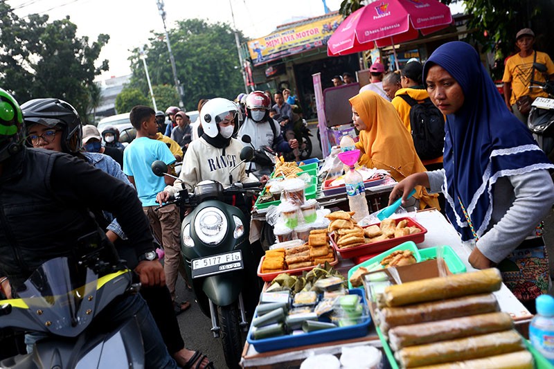 Pedagang Takjil Diserbu Warga di Jalan Panjang Jakbar - Bagian 2