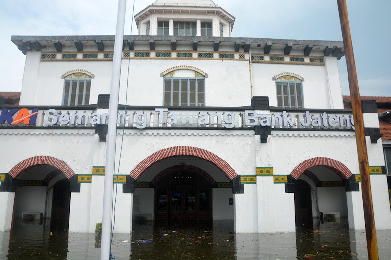 Suasana Stasiun Semarang Tawang Terendam Banjir - Bagian 5