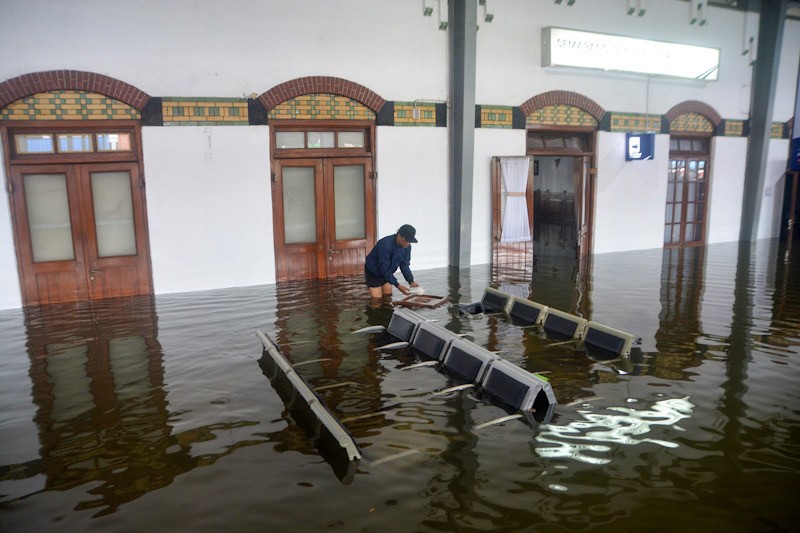 Suasana Stasiun Semarang Tawang Terendam Banjir - Bagian 1