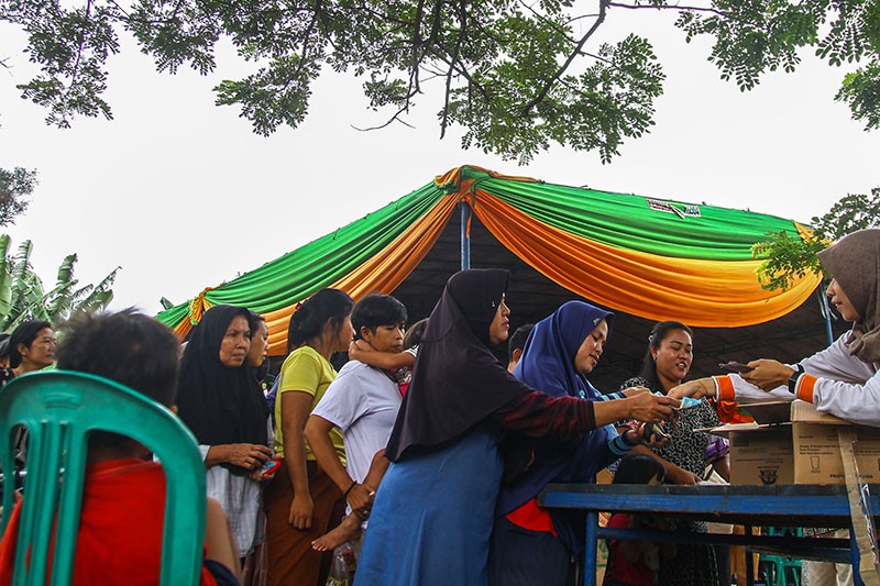 Paket Beras dan Minyak Goreng Murah Diserbu Warga Palembang - Bagian 3