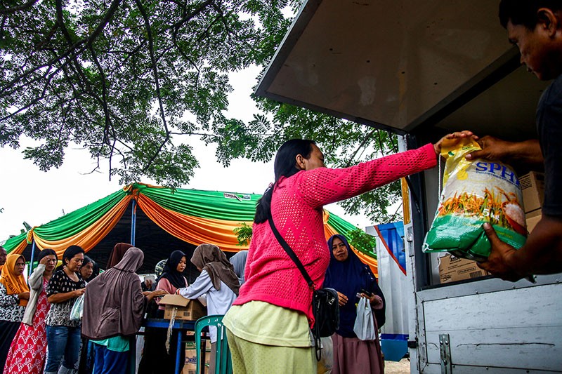 Paket Beras dan Minyak Goreng Murah Diserbu Warga Palembang - Bagian 1