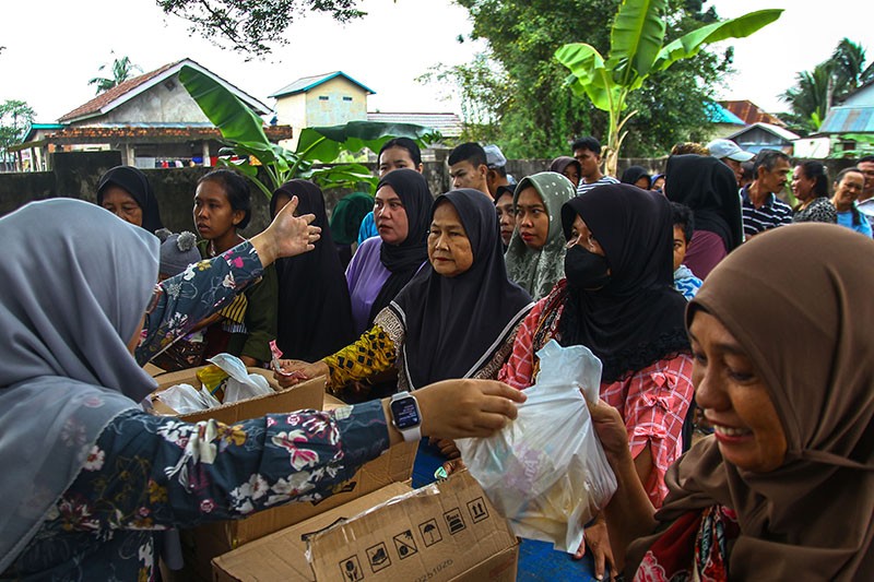 Paket Beras dan Minyak Goreng Murah Diserbu Warga Palembang - Bagian 4