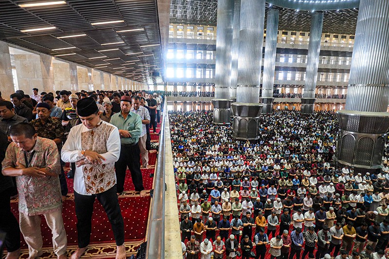 Salat Jumat Pertama pada Ramadan 1445 H di Masjid Istiqlal Berjalan Khidmat - Bagian 1