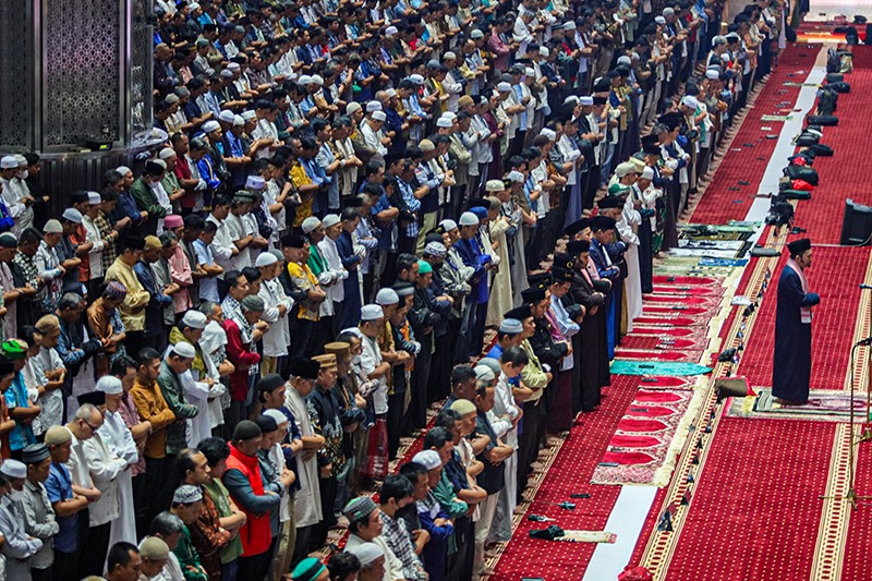 Salat Jumat Pertama pada Ramadan 1445 H di Masjid Istiqlal Berjalan Khidmat - Bagian 3