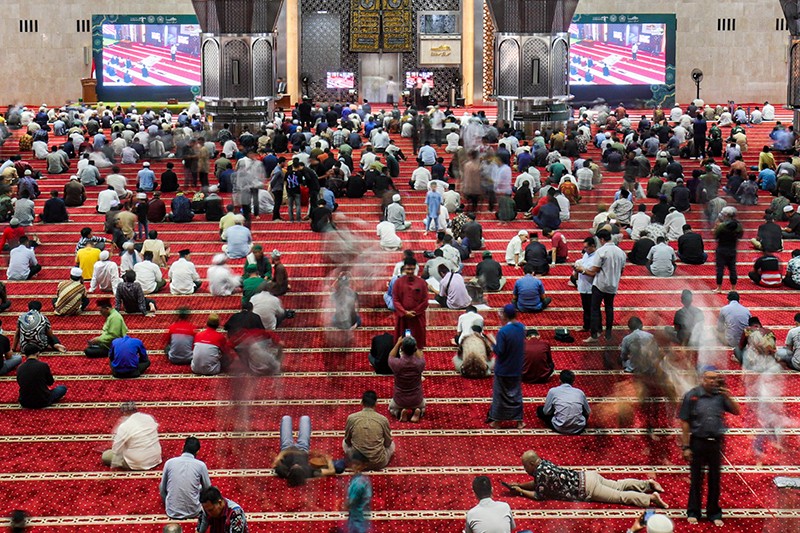 Salat Jumat Pertama pada Ramadan 1445 H di Masjid Istiqlal Berjalan Khidmat - Bagian 5