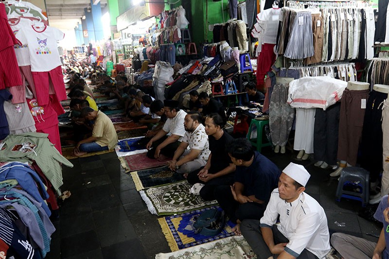 Salat Jumat di Tengah Lapak Pedagang Pasar Tanah Abang - Bagian 6